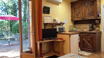 Een koelkast, een microgolfoven, een oven, een kookplaat