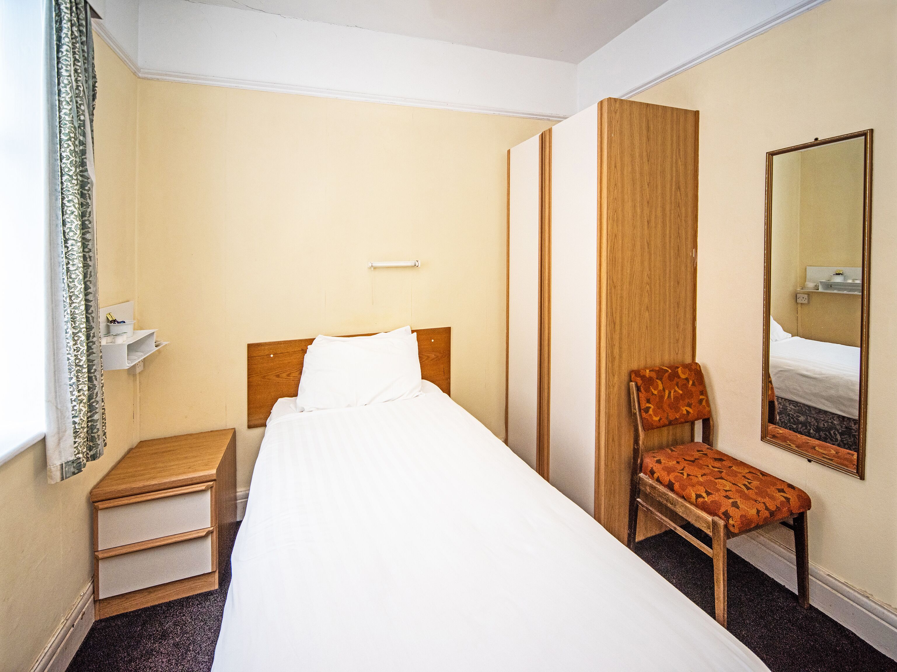 Habitación individual estándar, 1 cama individual | Escritorio, ropa de cama y acceso para silla de ruedas 