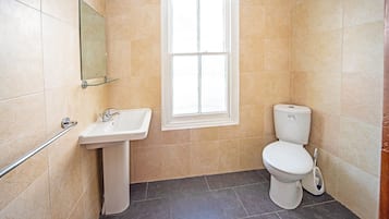 Chambre simple Standard | Salle de bain | Douche, articles de toilette (gratuits), serviettes fournies, savon