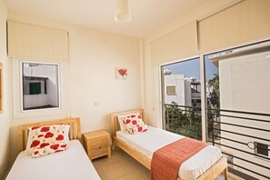 3 makuuhuonetta, tallelokero huoneessa, silitysrauta/-lauta