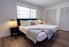 1 chambre, ameublement personnalisé, bureau