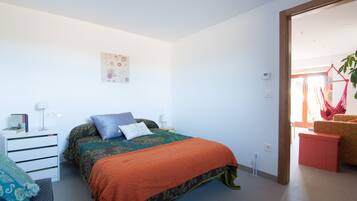 2 habitaciones, tabla de planchar con plancha y cuna de viaje