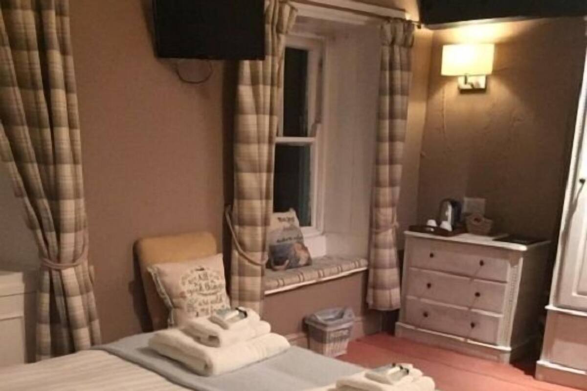 Iron/ironing board, free WiFi, bed sheets