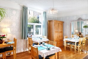 Bao gồm bữa sáng đầy đủ hàng ngày