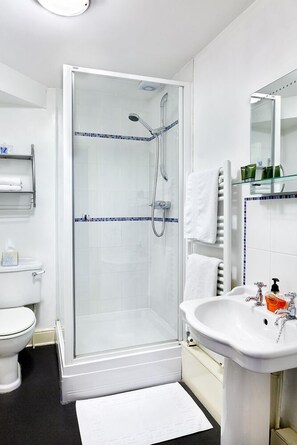 Superior Double Room | Bathroom | Shower, free toiletries, hair dryer, towels - Kirkgate House (Knaresborough)