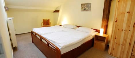 3 bedrooms, travel cot