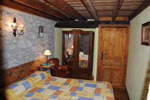 4 chambres, fer et planche à repasser, draps fournis