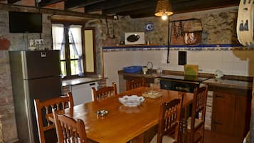 Microondas, lavavajillas, cafetera y tetera y utensilios de cocina