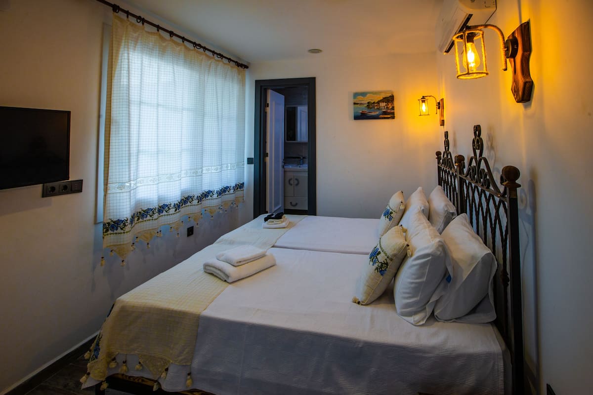 standard room | free minibar, in-room safe, iron/ironing board, free wifi