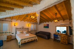 Quarto luxo, várias camas, para não fumantes, vista para o mar | Frigobar (abastecido com itens grátis), cofres nos quartos