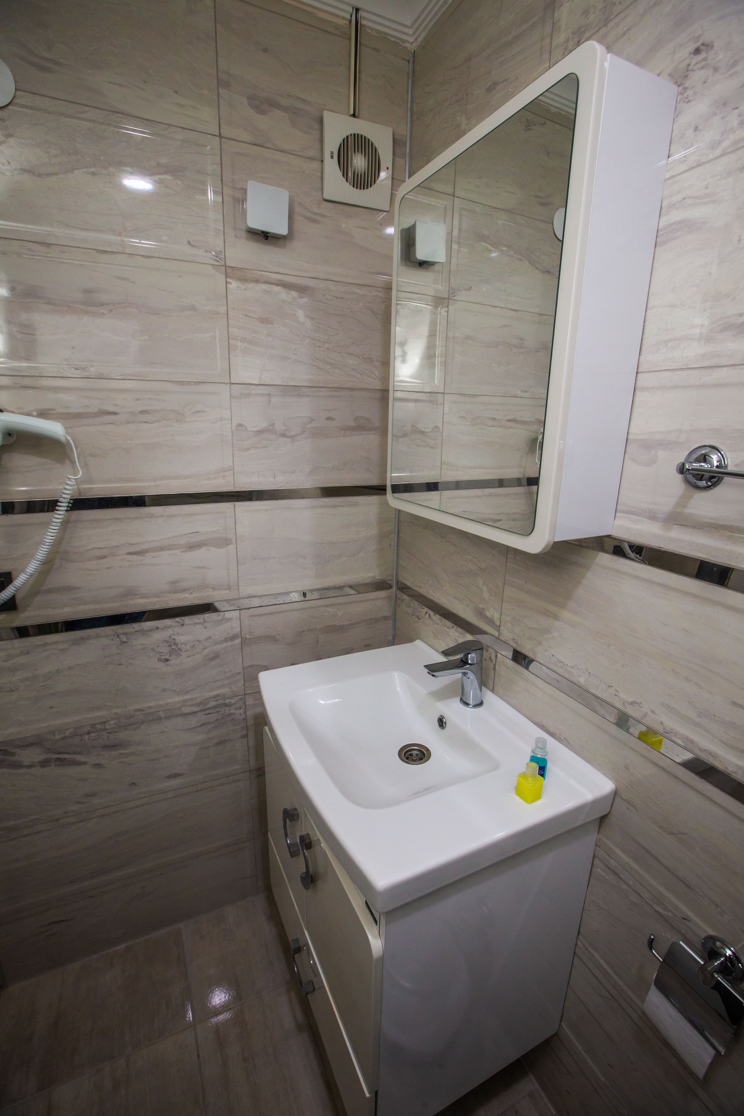 standard room | bathroom | shower, rainfall showerhead, free toiletries, hair dryer