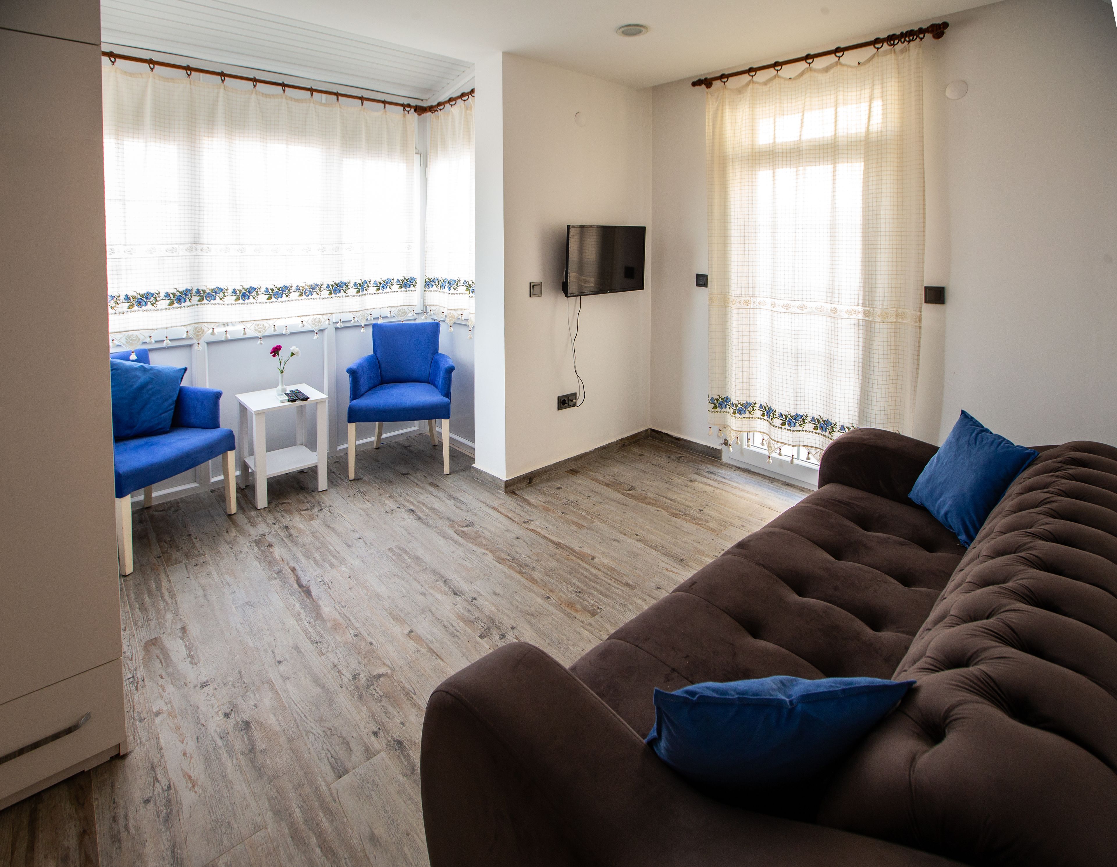 deluxe room, multiple beds, non smoking, sea view | living area | lcd tv