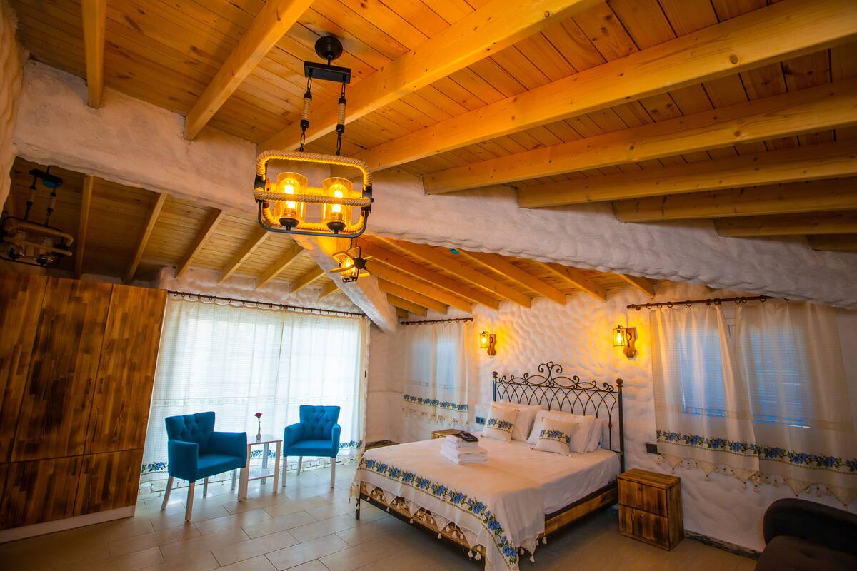 deluxe room, multiple beds, non smoking, sea view | free minibar, in-room safe, iron/ironing board, free wifi