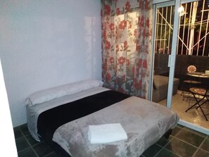 Blackout drapes, soundproofing, free WiFi, bed sheets - Private Rooms - Fira 2 (Sant Boi de Llobregat)