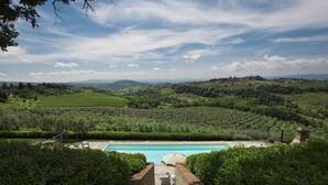 A pool with a view of a lush green landscape and distant hills. - Luxury Villa located between Florence and Siena. A/C, swimming pool and SPA! (Tavarnelle val di Pesa)