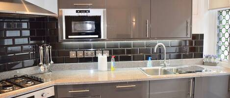 Cookware/dishes/utensils