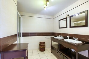 Shower, hair dryer, towels, soap - Renovated Stone House with Garden in the Heart of the Saint-Émilion Vineyards (ST EMILION)