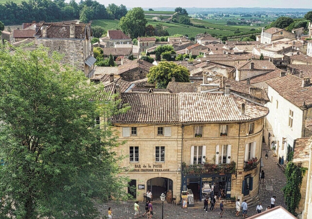 A historic building with a sign reading "BAR de la POSTE" and "SAUVERIE CREPERIE TERRASSE".