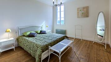 2 slaapkamers, een strijkplank/strijkijzer, reisbedje, gratis wifi