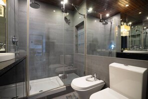 Ducha, secador de pelo y toallas