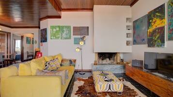 Televisie en een open haard