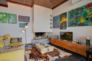 Una televisión, una chimenea