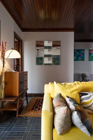 Una televisión, una chimenea