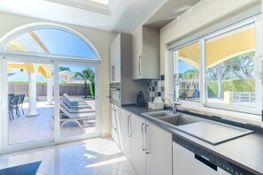 Frigorífico, microondas, horno y lavavajillas