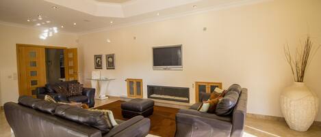 TV, caminetto, lettore DVD