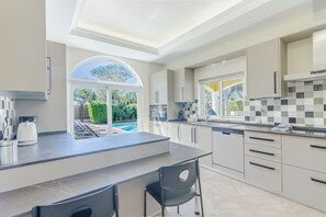 Frigorífico, microondas, horno y lavavajillas