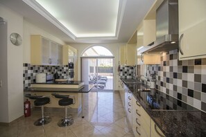 Een koelkast, een magnetron, een oven, een vaatwasser