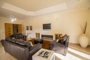 TV, caminetto, lettore DVD