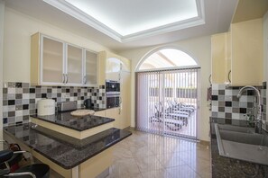 Een koelkast, een magnetron, een oven, een vaatwasser