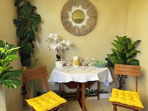 A dining table with white tablecloth, four wine glasses, a pitcher, and a decorative mirror. - Incredible rental Porto-Vecchio South Corsica close to the sea and village  (Porto-Vecchio)