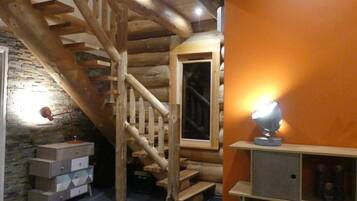 Télévision, cheminée, baby-foot