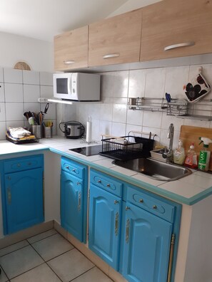 ثلاجة، ميكروويف، فرن، موقد طهي مسطح