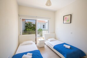 3 bedrooms, in-room safe, iron/ironing board, travel cot