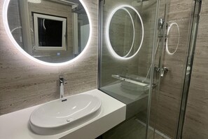 浴槽、ヘアドライヤー、タオル、トイレットペーパー