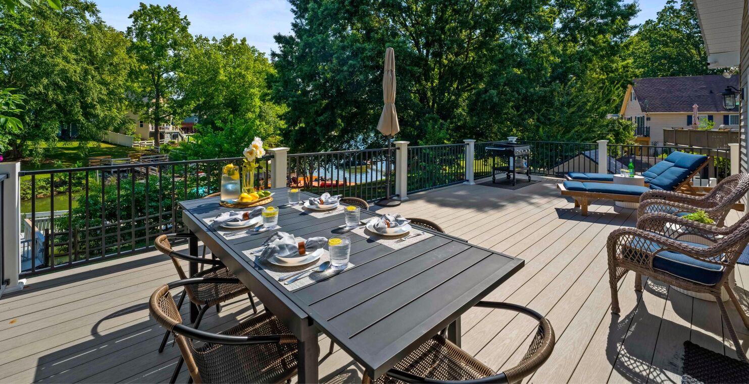 Blue Wing Bay - Trendy Lakefront Chalet