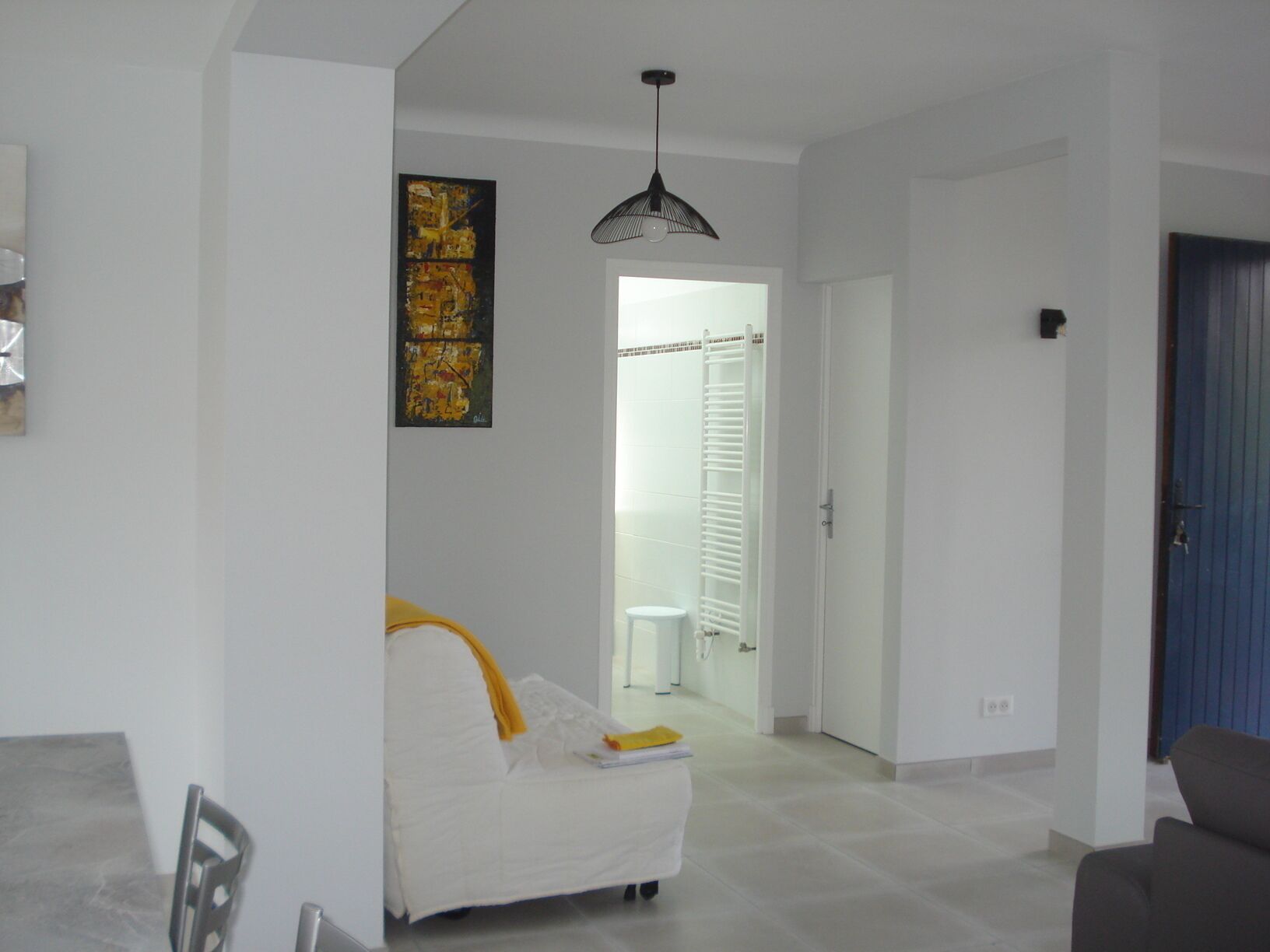 Télévision, lecteur de DVD, livres