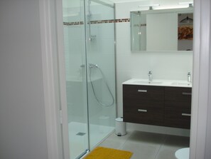 Dusche, Haartrockner, Seife, Toilettenpapier