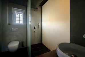 Chuveiro, ducha de hidromassagem, produtos de toalete grátis