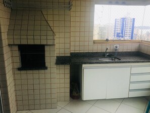 Fridge, microwave - Beautiful Apartment in Praia Grande for seasonal rental. (Aviação)