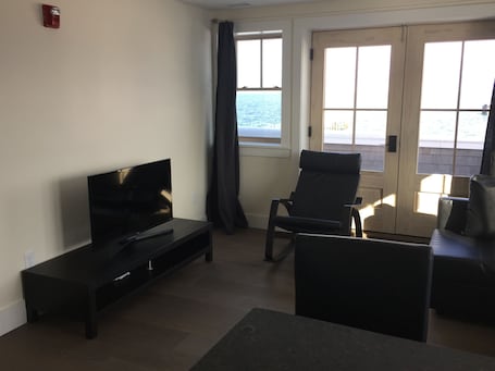 Smart TV. Walking Distance From Oak Bluffs Ferry Terminal with 180 Degree Ocean View