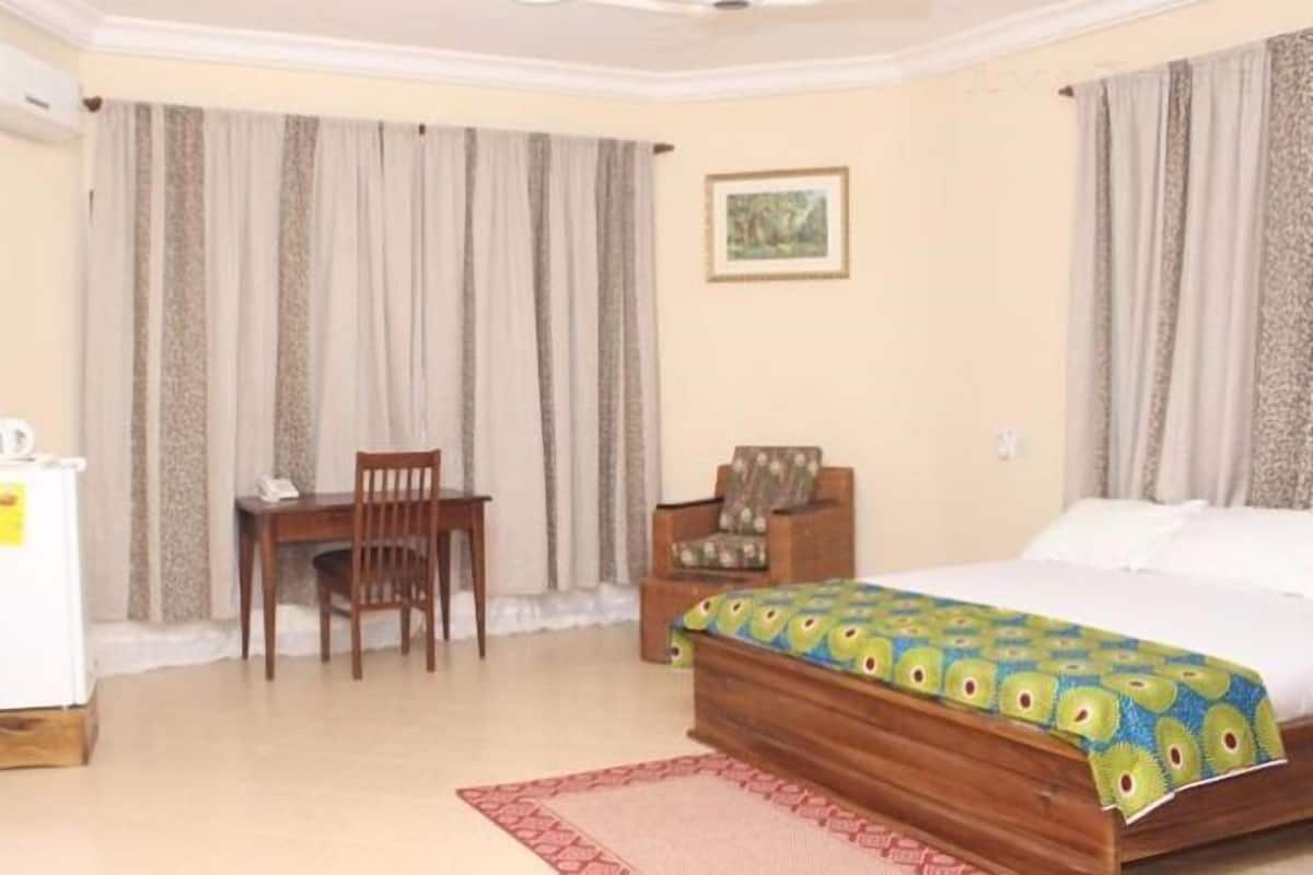 Escritorio, cortinas blackout, wifi gratis y ropa de cama