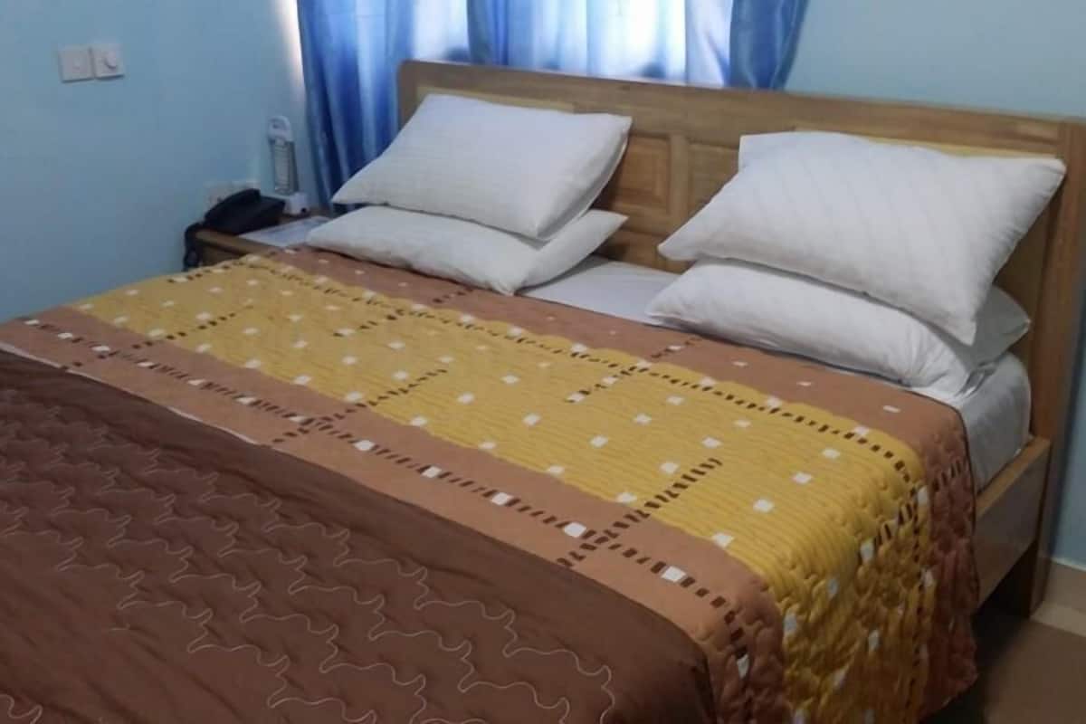 Escritorio, cortinas blackout, wifi gratis y ropa de cama