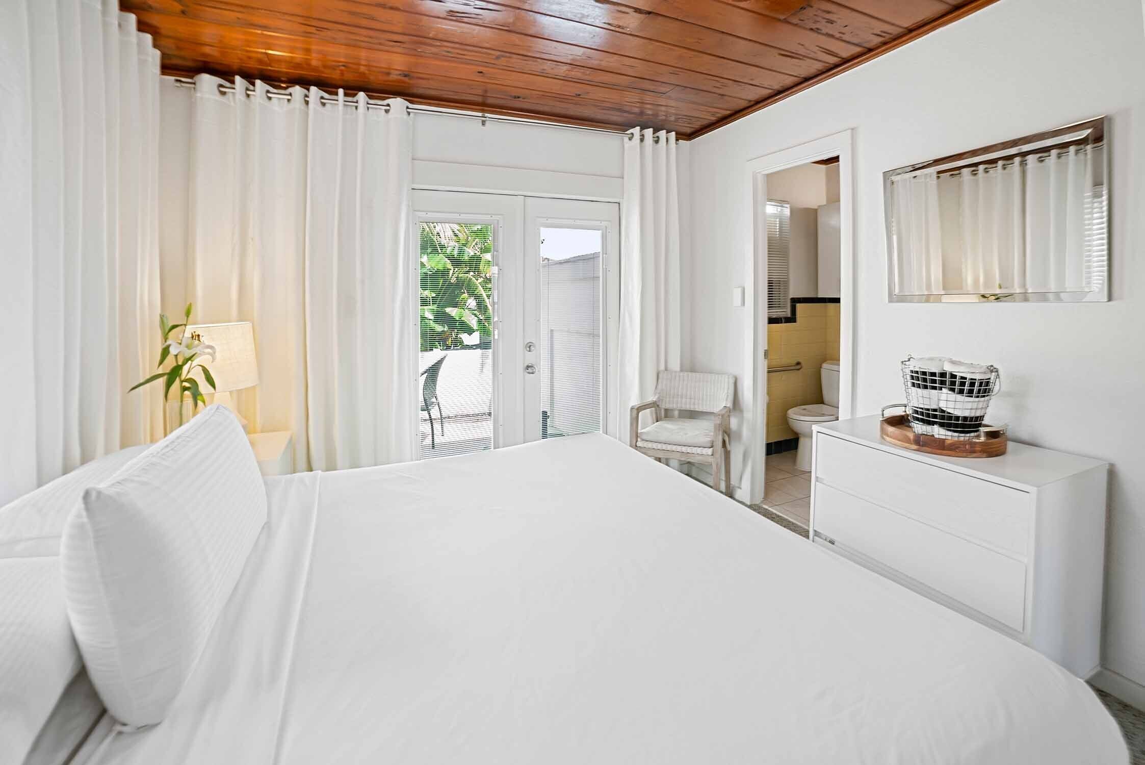 Waterfront One Bedroom Bungalow on Beach to Bay Resort Property - 1