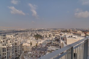 Penthouse Confort, vue ville | Vue depuis le balcon