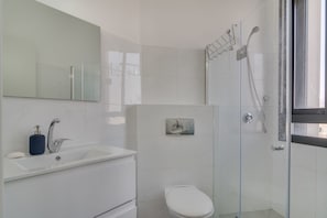 Penthouse Confort, vue ville | Salle de bain | Baignoire relaxante profonde, articles de toilette gratuits