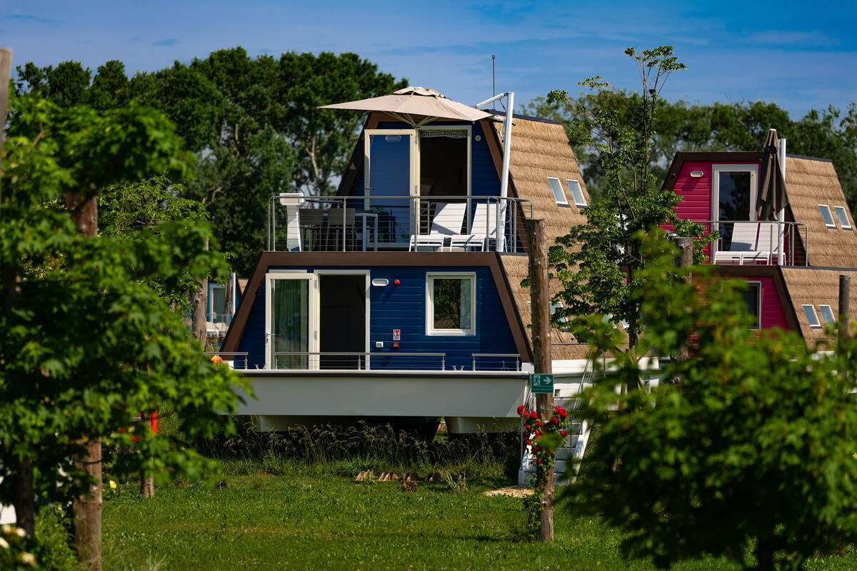 ดูเพล็กซ์, 2 ห้องนอน, ระเบียง, ติ ดสวนหย่อม (Garden Houseboat) | ลานระเบียง/นอกชาน